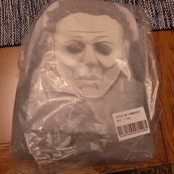New loungefly Michael Myers glow in the dark mini backpack main image 4